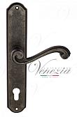 Дверная ручка Venezia на планке PL02 мод. Vivaldi (ант. серебро) под цилиндр